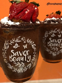 Una foto de Mug cake de chocolate y dulce de leche bomba