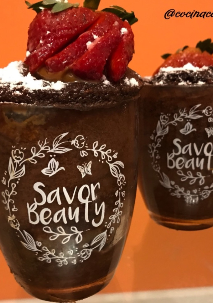 Una foto de Mug cake de chocolate y dulce de leche bomba