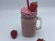 Une photo de milkshake fruits rouges