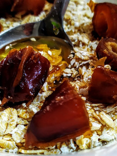 Una foto de DÁTILES Con Leche Caliente y Miel🍯...!