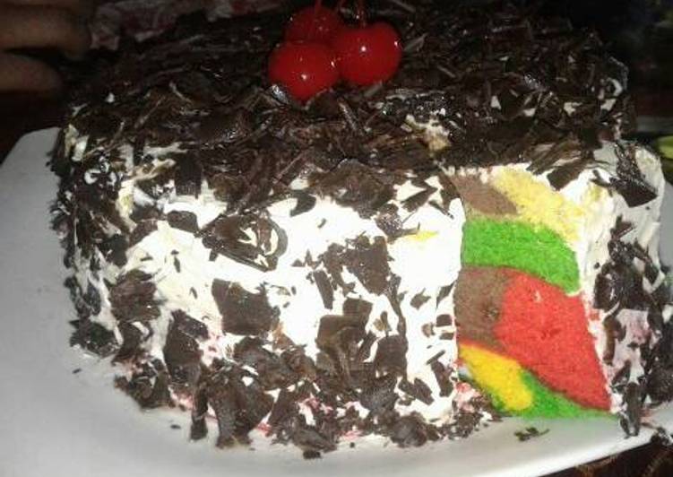Rainbow cake kukus dengan frosting coklat