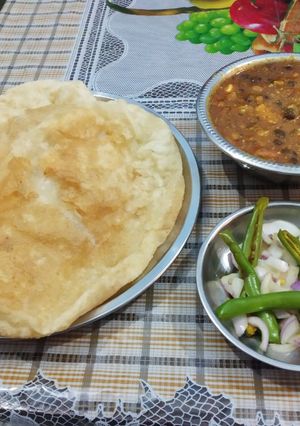 A picture of Chole bhature.