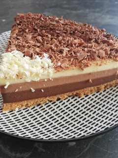 Una foto de 🍫 Tarta de 3 chocolates light 🎂 - baja en azúcar y integral