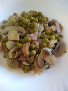 Una foto de Guisantes con jamón de York y champiñones