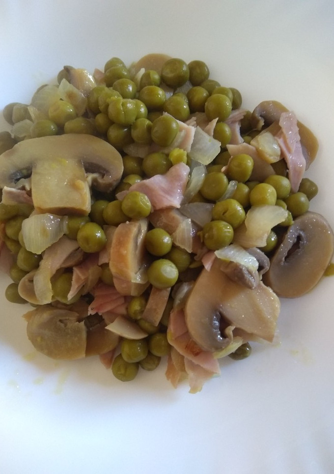 Una foto de Guisantes con jamón de York y champiñones