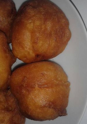 Una foto de Buñuelitos de banana y pasas de uva🍌🍇