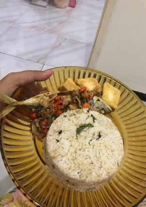 Foto resep Nasi Daun Jeruk & ikan kembung sambal matah