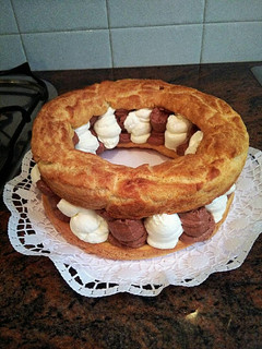 Una foto de Roscón de nata y trufa