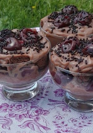 Feketeerdő ízvilágú pohárdesszert recept fotója