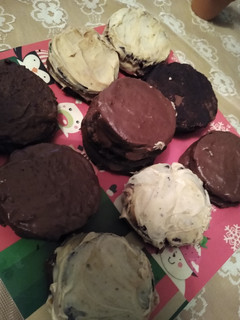 Una foto de Alfajores de chocolate!