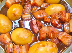 Hình của món Thịt kho trứng theo kiểu kho kẹo ăn liền.