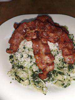 Spenótos tészta parmezánnal és pirított baconnel recept fotója
