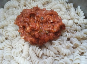 Una foto de Salsa de tomate natural con pescado (jurel en tarro)