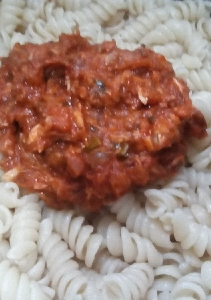 Una foto de Salsa de tomate natural con pescado (jurel en tarro)