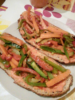 Una foto de Tosta vegetal de pan multicereales 🍅