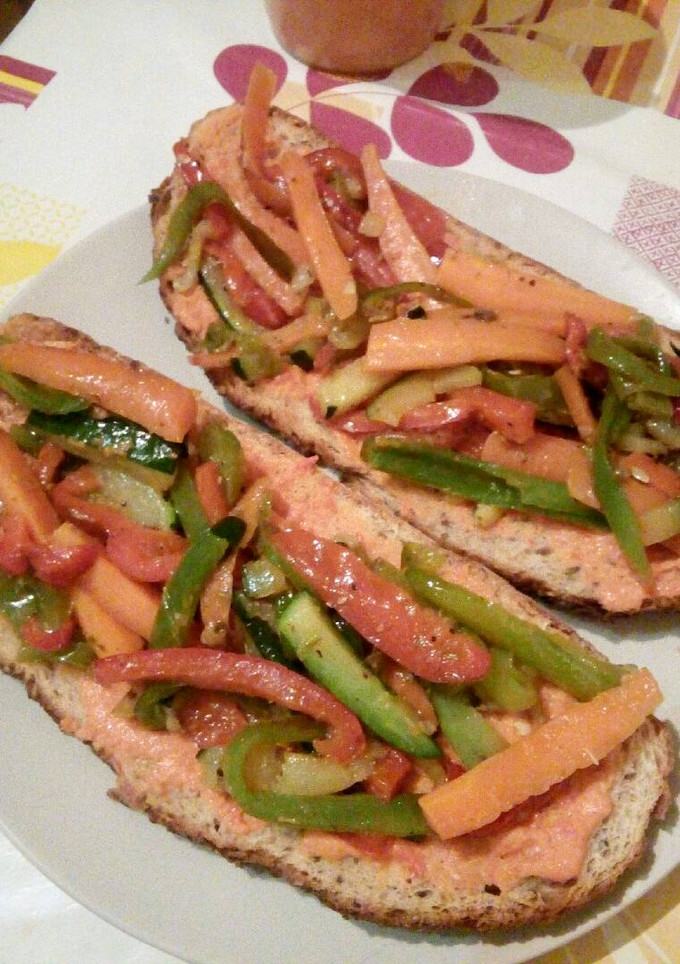 Una foto de Tosta vegetal de pan multicereales 🍅