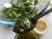 Una foto de pesto de albahaca