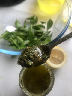 Una foto de Salsa estilo "pesto", de albahaca 🌿 sin queso, con pistachos y piñones