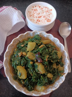 पालक आलू की सब्जी(palak aloo ki sabzi recipe in hindi) रेसिपी मुख्य फोटो