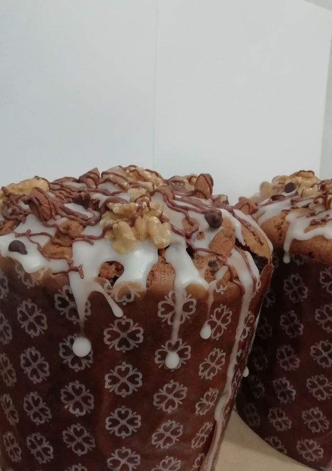 Una foto de Torta pan dulce de frutos secos y chocolate