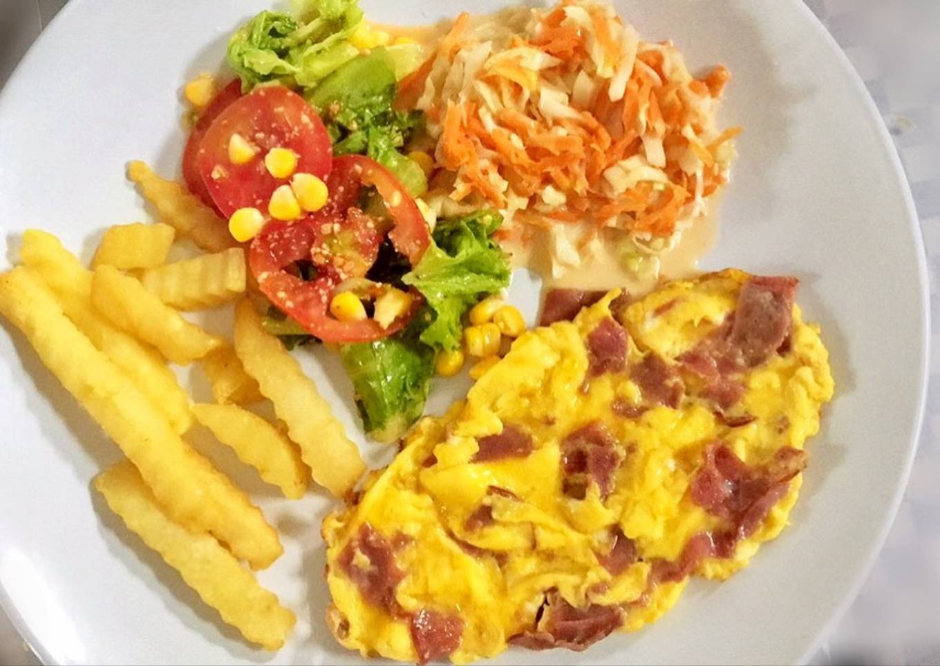 Coleslaw, scrambled egg, and italian salad. Gampang, praktis!