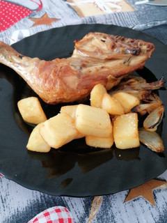 Una foto de Pollo al horno con cebolla dulce