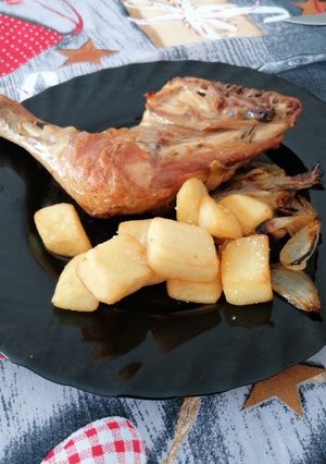 Una foto de Pollo al horno con cebolla dulce