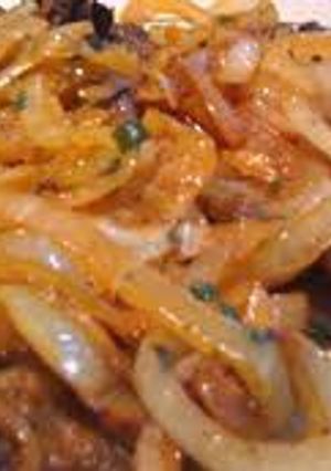 Una foto de Bifes con cebolla