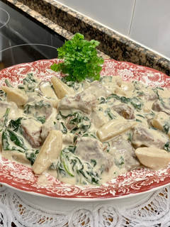 Una foto de Solomillo de cerdo con salsa roquefort, peras y espinacas