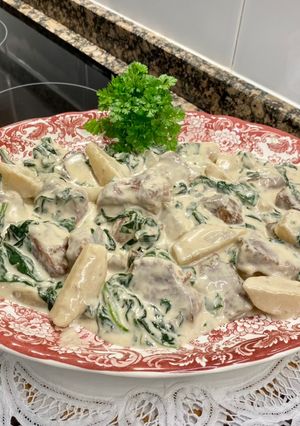Foto principal de Solomillo de cerdo con salsa roquefort, peras y espinacas