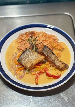 Una foto de *SALMÓN CON PIMIENTOS FRESCOS Y CREMOSOS*