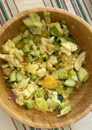 Una foto de Ensalada con naranja y col