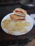 Bocadillo de lomo adobado con pimiento del piquillo, tortilla y queso