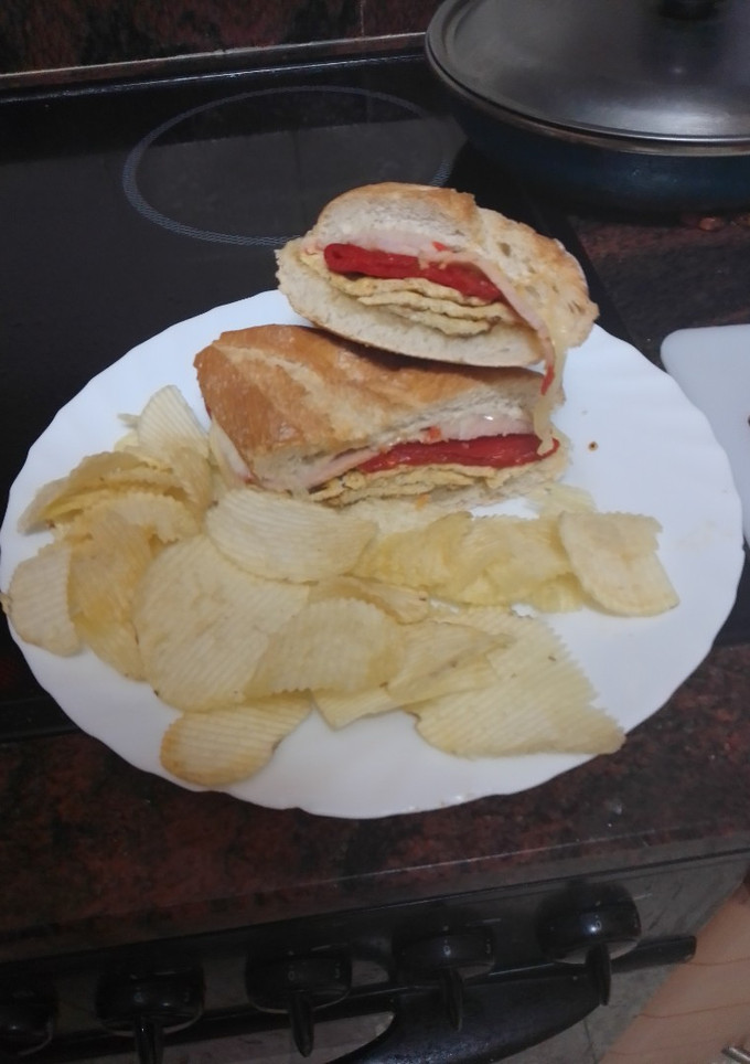Una foto de Bocadillo de lomo adobado con pimiento del piquillo, tortilla y queso