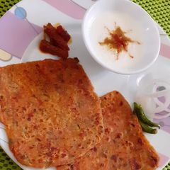 A picture of Gajar Tamatar ka Paratha.