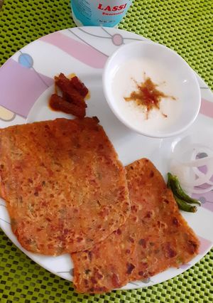 A picture of Gajar Tamatar ka Paratha.