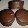 Alfajores bañados de chocolate