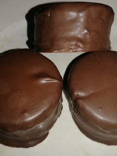 Una foto de Alfajores bañados de chocolate