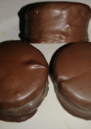 Una foto de Alfajores bañados de chocolate