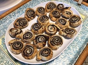 Une photo de Feuilletés apéritif « escargots » à la tapenade noire, origan et parmesan