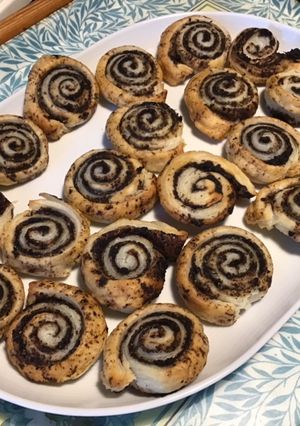 Une photo de Feuilletés apéritif « escargots » à la tapenade noire, origan et parmesan