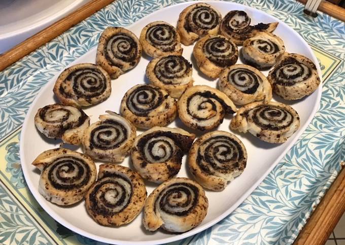 Feuilletés apéritif « escargots » à la tapenade noire, origan et parmesan