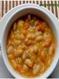 Una foto de Judías blancas con verduras