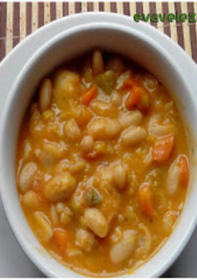 Una foto de Judías blancas con verduras