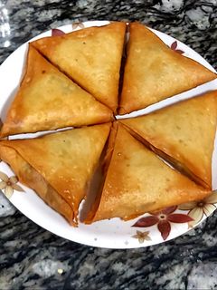 A picture of Chicken samosas.