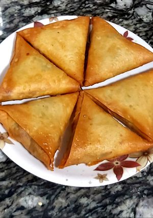 A picture of Chicken samosas.