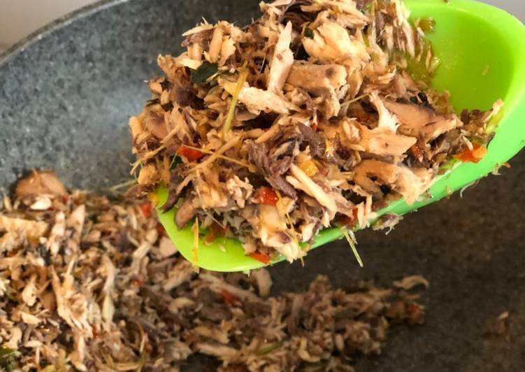 Bumbu Menyiapkan Ikan Tongkol Suwir Pedas Manado Anti Gagal