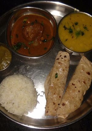 मलाई आलू दम दाल चावल रोटी (Malai aloo dum dal chawal roti recipe in hindi) रेसिपी मुख्य फोटो