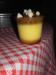 Una foto de Flan con dulce de leche