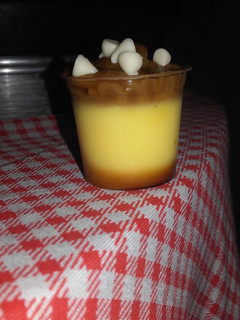 Una foto de Flan con dulce de leche